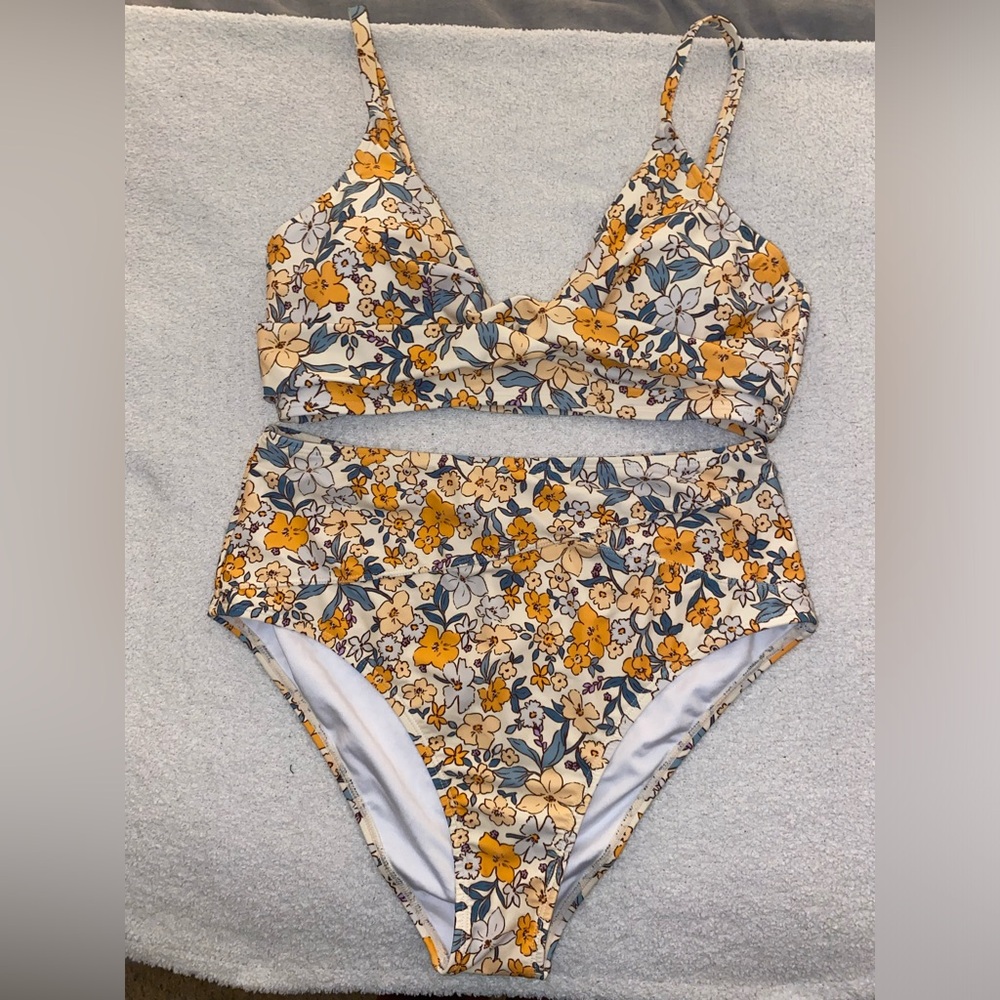 CUPSHE Women’s high waisted, V neck twist floral bikini